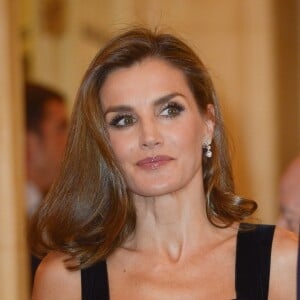 La reine Letizia (portant une robe Teresa Helbig) et le roi Felipe VI d'Espagne lors de la remise du Prix Francisco Cerecedo de journalisme à l'hôtel Le Ritz à Madrid, le 22 novembre 2017.