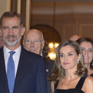 La reine Letizia (portant une robe Teresa Helbig) et le roi Felipe VI d'Espagne lors de la remise du Prix Francisco Cerecedo de journalisme à l'hôtel Le Ritz à Madrid, le 22 novembre 2017.