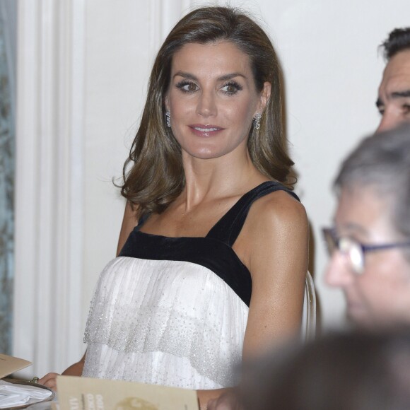 La reine Letizia d'Espagne (portant une robe Teresa Helbig) lors de la remise du Prix Francisco Cerecedo de journalisme à l'hôtel Le Ritz à Madrid, le 22 novembre 2017.