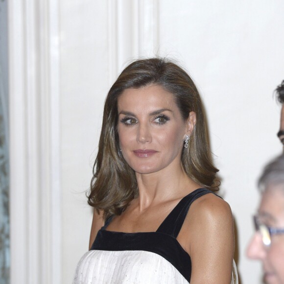 La reine Letizia d'Espagne (portant une robe Teresa Helbig) lors de la remise du Prix Francisco Cerecedo de journalisme à l'hôtel Le Ritz à Madrid, le 22 novembre 2017.