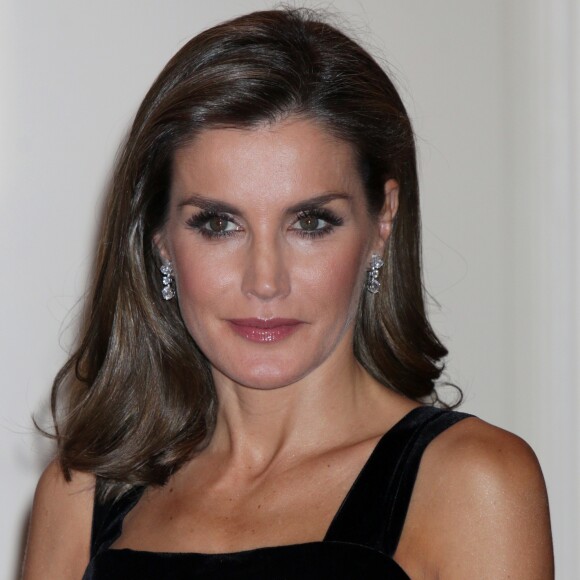 La reine Letizia d'Espagne (portant une robe Teresa Helbig) lors de la remise du Prix Francisco Cerecedo de journalisme à l'hôtel Le Ritz à Madrid, le 22 novembre 2017.
