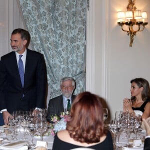 La reine Letizia (portant une robe Teresa Helbig) et le roi Felipe VI d'Espagne lors de la remise du Prix Francisco Cerecedo de journalisme à l'hôtel Le Ritz à Madrid, le 22 novembre 2017.