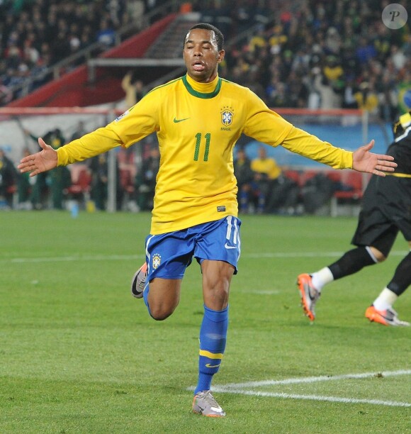 Robinho lors de Brésil-Chili à la Coupe du monde 2010. Le 23 novembre 2017, le footballeur brésilien a été reconnu coupable de viol en réunion et condamné à neuf ans de prison.