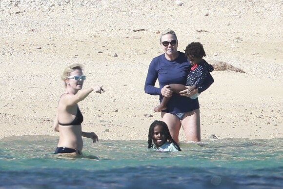 Charlize Theron profite d'une belle journée ensoleillée avec ses enfants Jackson et August Theron ainsi que sa mère Gerda pour Thanksgiving à Cabo San Lucas au Mexique, le 23 novembre 2017
