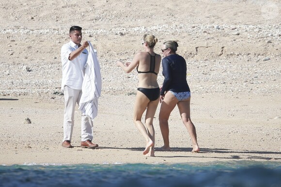 Charlize Theron profite d'une belle journée ensoleillée avec ses enfants Jackson et August Theron ainsi que sa mère Gerda pour Thanksgiving à Cabo San Lucas au Mexique, le 23 novembre 2017