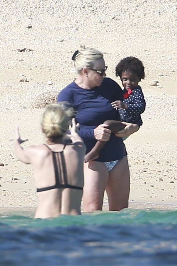 Charlize Theron profite d'une belle journée ensoleillée avec ses enfants Jackson et August Theron ainsi que sa mère Gerda pour Thanksgiving à Cabo San Lucas au Mexique, le 23 novembre 2017