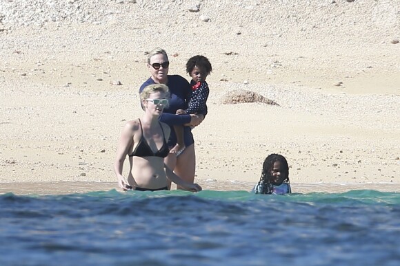 Charlize Theron profite d'une belle journée ensoleillée avec ses enfants Jackson et August Theron ainsi que sa mère Gerda pour Thanksgiving à Cabo San Lucas au Mexique, le 23 novembre 2017