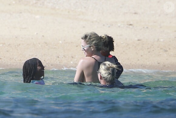 Charlize Theron profite d'une belle journée ensoleillée avec ses enfants Jackson et August Theron ainsi que sa mère Gerda pour Thanksgiving à Cabo San Lucas au Mexique, le 23 novembre 2017