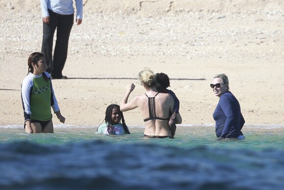 Charlize Theron profite d'une belle journée ensoleillée avec ses enfants Jackson et August Theron ainsi que sa mère Gerda pour Thanksgiving à Cabo San Lucas au Mexique, le 23 novembre 2017