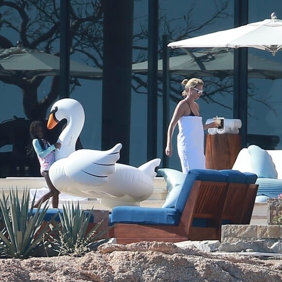 Charlize Theron profite d'une belle journée ensoleillée avec ses enfants Jackson et August Theron ainsi que sa mère Gerda pour Thanksgiving à Cabo San Lucas au Mexique, le 23 novembre 2017