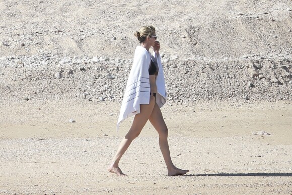 Charlize Theron profite d'une belle journée ensoleillée avec ses enfants Jackson et August Theron ainsi que sa mère Gerda pour Thanksgiving à Cabo San Lucas au Mexique, le 23 novembre 2017