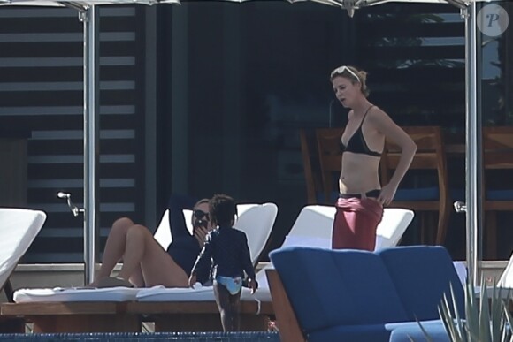 Charlize Theron profite d'une belle journée ensoleillée avec ses enfants Jackson et August Theron ainsi que sa mère Gerda pour Thanksgiving à Cabo San Lucas au Mexique, le 23 novembre 2017