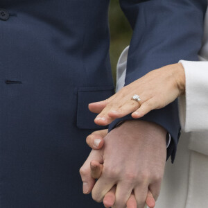 Image de la bague de fiançailles de Meghan Markle lors de la séance photo avec le prince Harry dans les jardins (le sunken garden) du palais de Kensington le 27 novembre 2017 à Londres suite à l'annonce de leurs fiançailles et de leur mariage prochain (au printemps 2018). La bague, sertie d'une trilogie de diamants (un principal taille coussin venant du Botswana et deux diamants ronds plus petits provenant de la collection personnelle de Lady Di), a été créée par le prince.