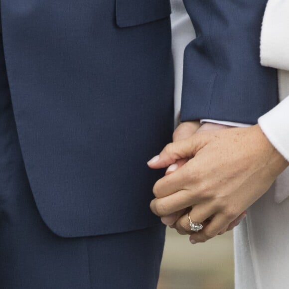 Image de la bague de fiançailles de Meghan Markle lors de la séance photo avec le prince Harry dans les jardins (le sunken garden) du palais de Kensington le 27 novembre 2017 à Londres suite à l'annonce de leurs fiançailles et de leur mariage prochain (au printemps 2018). La bague, sertie d'une trilogie de diamants (un principal taille coussin venant du Botswana et deux diamants ronds plus petits provenant de la collection personnelle de Lady Di), a été créée par le prince.