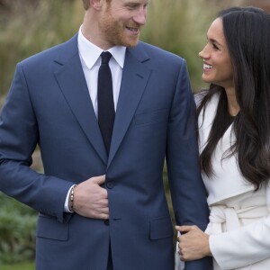 Le prince Harry et Meghan Markle devant la presse dans les jardins (le sunken garden) du palais de Kensington le 27 novembre 2017 à Londres suite à l'annonce de leurs fiançailles et de leur mariage prochain (au printemps 2018).