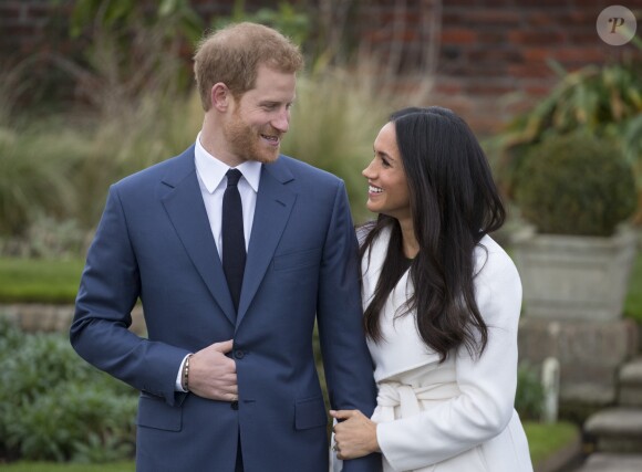 Le prince Harry et Meghan Markle devant la presse dans les jardins (le sunken garden) du palais de Kensington le 27 novembre 2017 à Londres suite à l'annonce de leurs fiançailles et de leur mariage prochain (au printemps 2018).