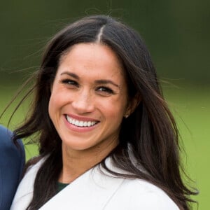 Le prince Harry et Meghan Markle devant la presse dans les jardins (le sunken garden) du palais de Kensington le 27 novembre 2017 à Londres suite à l'annonce de leurs fiançailles et de leur mariage prochain (au printemps 2018).