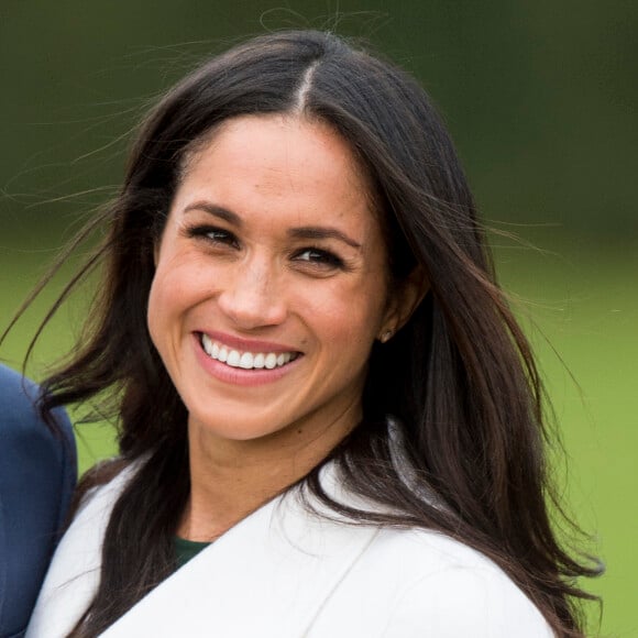 Le prince Harry et Meghan Markle devant la presse dans les jardins (le sunken garden) du palais de Kensington le 27 novembre 2017 à Londres suite à l'annonce de leurs fiançailles et de leur mariage prochain (au printemps 2018).