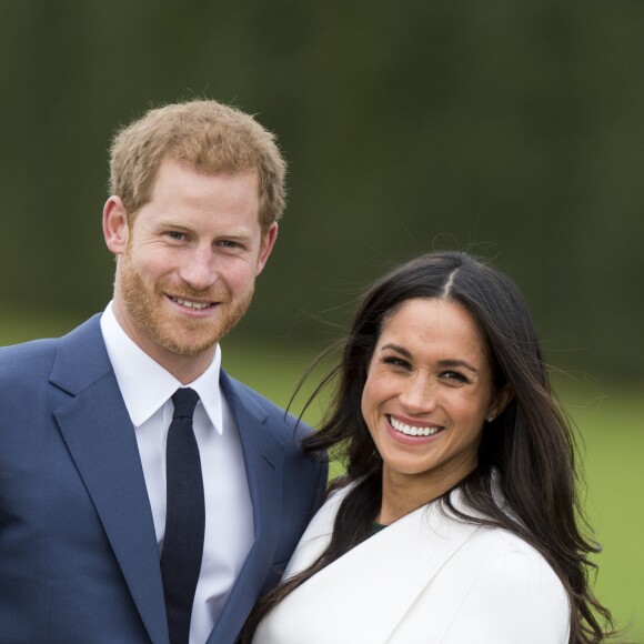 Le prince Harry et Meghan Markle devant la presse dans les jardins (le sunken garden) du palais de Kensington le 27 novembre 2017 à Londres suite à l'annonce de leurs fiançailles et de leur mariage prochain (au printemps 2018).