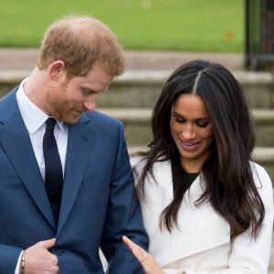 Le prince Harry et Meghan Markle devant la presse dans les jardins (le sunken garden) du palais de Kensington le 27 novembre 2017 à Londres suite à l'annonce de leurs fiançailles et de leur mariage prochain (au printemps 2018).