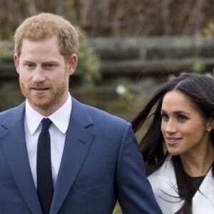 Le prince Harry et Meghan Markle devant la presse dans les jardins (le sunken garden) du palais de Kensington le 27 novembre 2017 à Londres suite à l'annonce de leurs fiançailles et de leur mariage prochain (au printemps 2018).