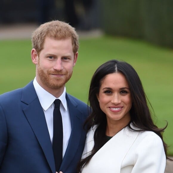 Le prince Harry et Meghan Markle devant la presse dans les jardins (le sunken garden) du palais de Kensington le 27 novembre 2017 à Londres suite à l'annonce de leurs fiançailles et de leur mariage prochain (au printemps 2018).