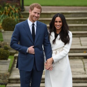 Le prince Harry et Meghan Markle devant la presse dans les jardins (le sunken garden) du palais de Kensington le 27 novembre 2017 à Londres suite à l'annonce de leurs fiançailles et de leur mariage prochain (au printemps 2018).