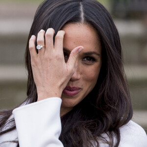 Le prince Harry et Meghan Markle devant la presse dans les jardins (le sunken garden) du palais de Kensington le 27 novembre 2017 à Londres suite à l'annonce de leurs fiançailles et de leur mariage prochain (au printemps 2018).