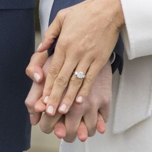 Image de la bague de fiançailles de Meghan Markle lors de la séance photo avec le prince Harry dans les jardins (le sunken garden) du palais de Kensington le 27 novembre 2017 à Londres suite à l'annonce de leurs fiançailles et de leur mariage prochain (au printemps 2018). La bague, sertie d'une trilogie de diamants (un principal taille coussin venant du Botswana et deux diamants ronds plus petits provenant de la collection personnelle de Lady Di), a été créée par le prince.