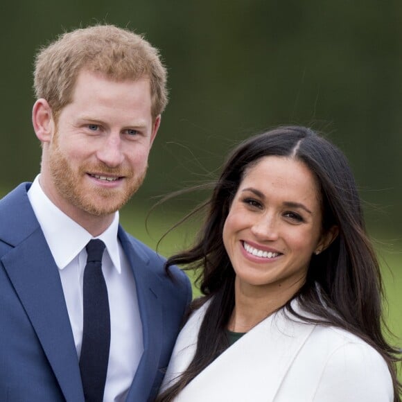 Le prince Harry et Meghan Markle devant la presse dans les jardins (le sunken garden) du palais de Kensington le 27 novembre 2017 à Londres suite à l'annonce de leurs fiançailles et de leur mariage prochain (au printemps 2018).