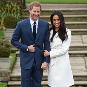 Le prince Harry et Meghan Markle devant la presse dans les jardins (le sunken garden) du palais de Kensington le 27 novembre 2017 à Londres suite à l'annonce de leurs fiançailles et de leur mariage prochain (au printemps 2018).
