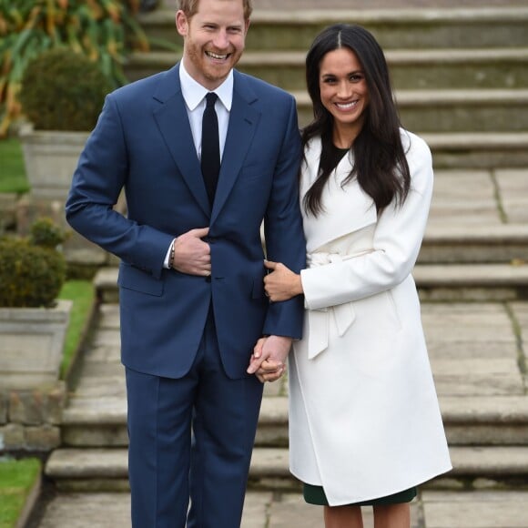 Le prince Harry et Meghan Markle devant la presse dans les jardins (le sunken garden) du palais de Kensington le 27 novembre 2017 à Londres suite à l'annonce de leurs fiançailles et de leur mariage prochain (au printemps 2018).