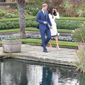 Le prince Harry et Meghan Markle devant la presse dans les jardins (le sunken garden) du palais de Kensington le 27 novembre 2017 à Londres suite à l'annonce de leurs fiançailles et de leur mariage prochain (au printemps 2018).