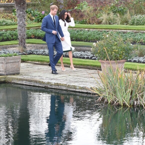 Le prince Harry et Meghan Markle devant la presse dans les jardins (le sunken garden) du palais de Kensington le 27 novembre 2017 à Londres suite à l'annonce de leurs fiançailles et de leur mariage prochain (au printemps 2018).