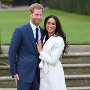 Le prince Harry et Meghan Markle devant la presse dans les jardins (le sunken garden) du palais de Kensington le 27 novembre 2017 à Londres suite à l'annonce de leurs fiançailles et de leur mariage prochain (au printemps 2018).