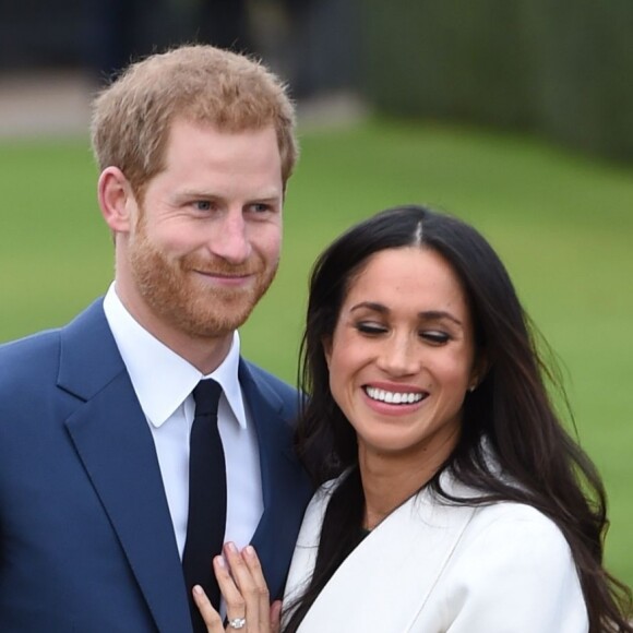 Le prince Harry et Meghan Markle devant la presse dans les jardins (le sunken garden) du palais de Kensington le 27 novembre 2017 à Londres suite à l'annonce de leurs fiançailles et de leur mariage prochain (au printemps 2018).