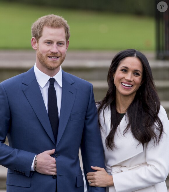 Le prince Harry et Meghan Markle devant la presse dans les jardins (le sunken garden) du palais de Kensington le 27 novembre 2017 à Londres suite à l'annonce de leurs fiançailles et de leur mariage prochain (au printemps 2018).