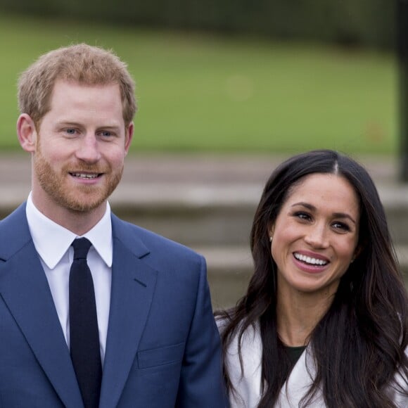 Le prince Harry et Meghan Markle devant la presse dans les jardins (le sunken garden) du palais de Kensington le 27 novembre 2017 à Londres suite à l'annonce de leurs fiançailles et de leur mariage prochain (au printemps 2018).