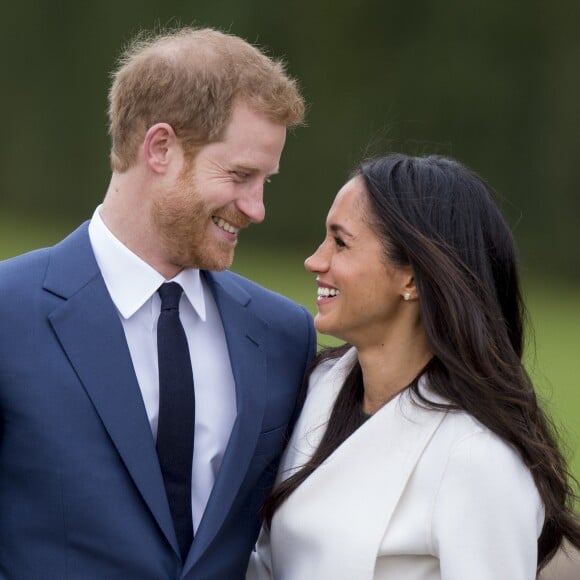 Le prince Harry et Meghan Markle devant la presse dans les jardins (le sunken garden) du palais de Kensington le 27 novembre 2017 à Londres suite à l'annonce de leurs fiançailles et de leur mariage prochain (au printemps 2018).