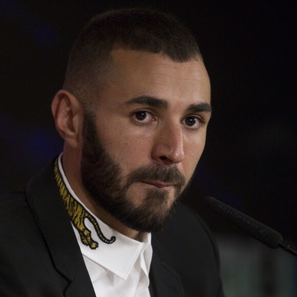 Karim Benzema annonce, lors d'une conférence de presse au stade Santiago Bernabeu, la prolongation de son contrat au club Real Madrid. Le 21 septembre 2017.