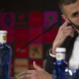 Karim Benzema annonce, lors d'une conférence de presse au stade Santiago Bernabeu, la prolongation de son contrat au club Real Madrid. Le 21 septembre 2017.