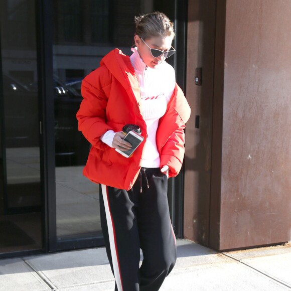 Gigi Hadid à New York, porte une doudoune H&M. Le 14 novembre 2017.