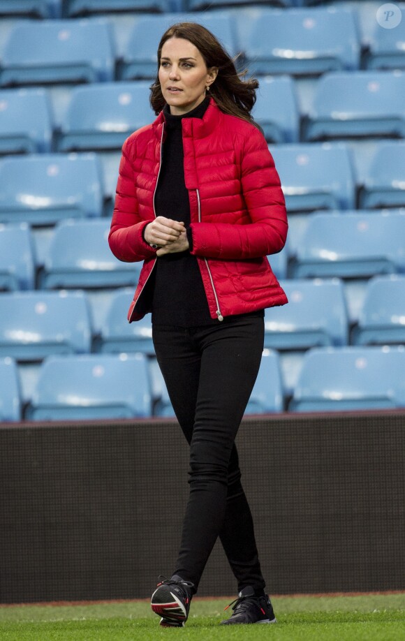 Kate Middleton, enceinte et habillée d'une doudoune Perfect Moment, en visite au stade Villa Park. Birmingham, le 22 novembre 2017.