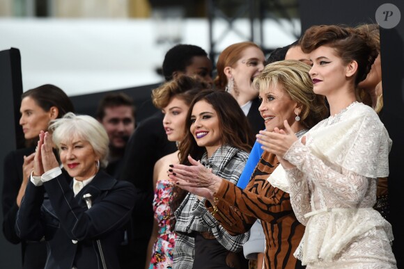 Bianca Balti, Helen Mirren, Maria Borges, Thylane Blondeau, Cheryl Cole, Jane Fonda, Barbara Palvin - Défilé de mode L'Oréal Paris sur l'Avenue des Champs-Élysées à Paris, le 1er octobre 2017.