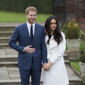 Le prince Harry et Meghan Markle à Kensington palace après l'annonce de leurs fiançailles le 27 novembre 2017.