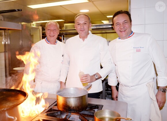 Exclusif - Les chefs Eric Frechon (Meilleur Ouvrier de France, Chef 3 étoiles au Guide Michelin du restaurant Epicure à l'hôtel Le Bristol Paris, parrain de l'édition 2017), Christian Le Squer (Chef 3 étoiles au Guide Michelin du restaurant Le Cinq à l'hôtel George V à Paris, parrain de l'édition 2016) et Emmanuel Renaut (Meilleur Ouvrier de France, Chef 3 étoiles au Guide Michelin du Flocons de Sel à Megève, parrain de l'édition 2015) - Dîner de Gala organisé dans les Salons de l'hôtel Le Bristol Paris en présence de la direction des hôtels de l'île de Saint-Barthélemy, le 1er décembre 2017. Saint Barthélemy accueille chaque année le Saint Barth Gourmet Festival. Cette année, au vue des circonstances exceptionnelles qui ont touchés l'île, les chefs Emmaneul Renaut, Christian Le Squer et Eric Frechon se sont réunis pour signer un dîner caritatif exceptionnel à 6 mains et 9 étoiles. © Rachid Bellak/Bestimage