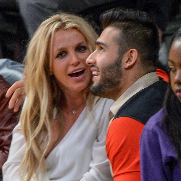 Britney Spears avec ses deux enfants Sean et Jayden, et son compagnon Sam Asghari assistent à un match de basket à Los Angeles le 29 novembre 2017.