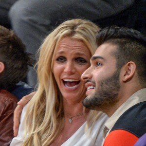 Britney Spears avec ses deux enfants Sean et Jayden, et son compagnon Sam Asghari assistent à un match de basket à Los Angeles le 29 novembre 2017.