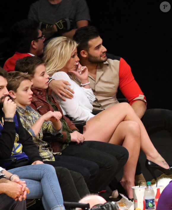 Britney Spears et son compagnon Sam Asghari sont allés assister à un match des Lakers à Los Angeles. Les enfants de Britney, Sean Federline et Jayden James Federline sont de la partie! Le 29 novembre 2017