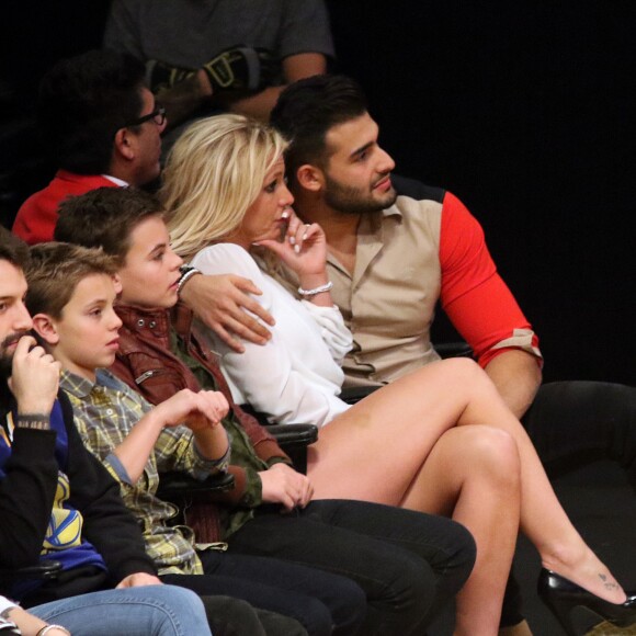 Britney Spears et son compagnon Sam Asghari sont allés assister à un match des Lakers à Los Angeles. Les enfants de Britney, Sean Federline et Jayden James Federline sont de la partie! Le 29 novembre 2017